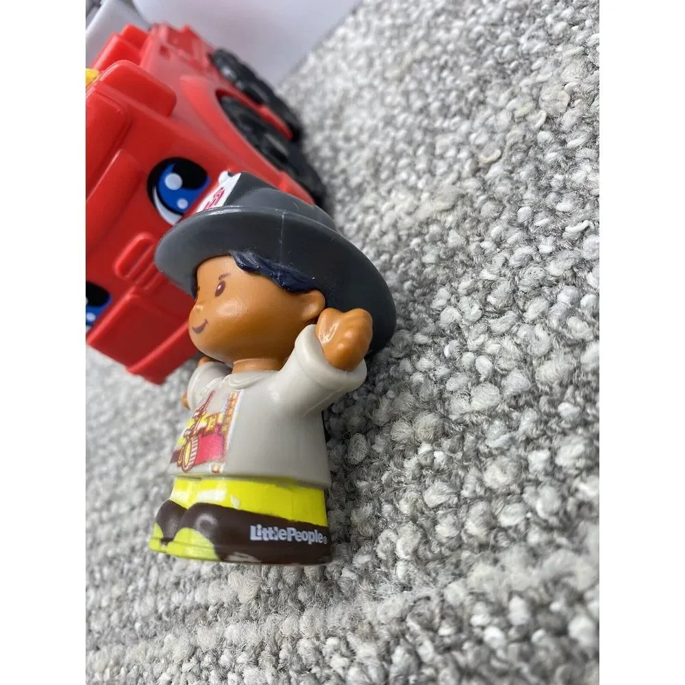 Fisher Price‎ Little People Fire Truck Plus Person Nice Set Preschool Early Fun